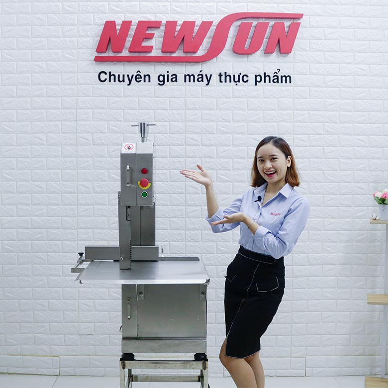 Máy cưa xương W300A thiết kế gọn gàng, có kệ để tiện lợi